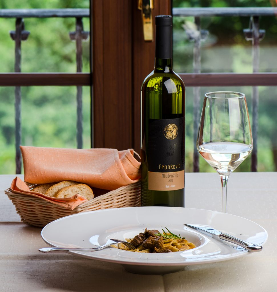 Raznovrsni specijaliteti u spoju izvrsnih okusa vina  iz vlastite proizvodnje